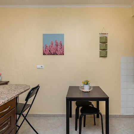 Cozy One Bedroom Apt In Historic Location - Carmo Lisbon Exterior photo