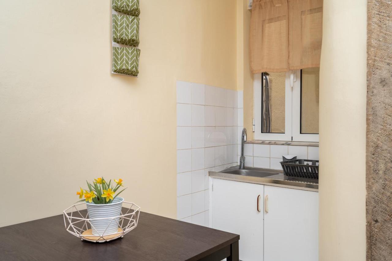 Cozy One Bedroom Apt In Historic Location - Carmo Lisbon Exterior photo