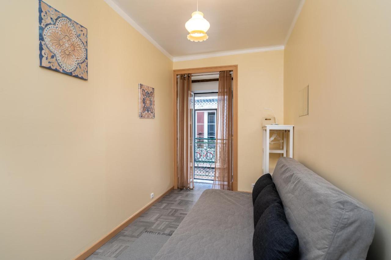Cozy One Bedroom Apt In Historic Location - Carmo Lisbon Exterior photo